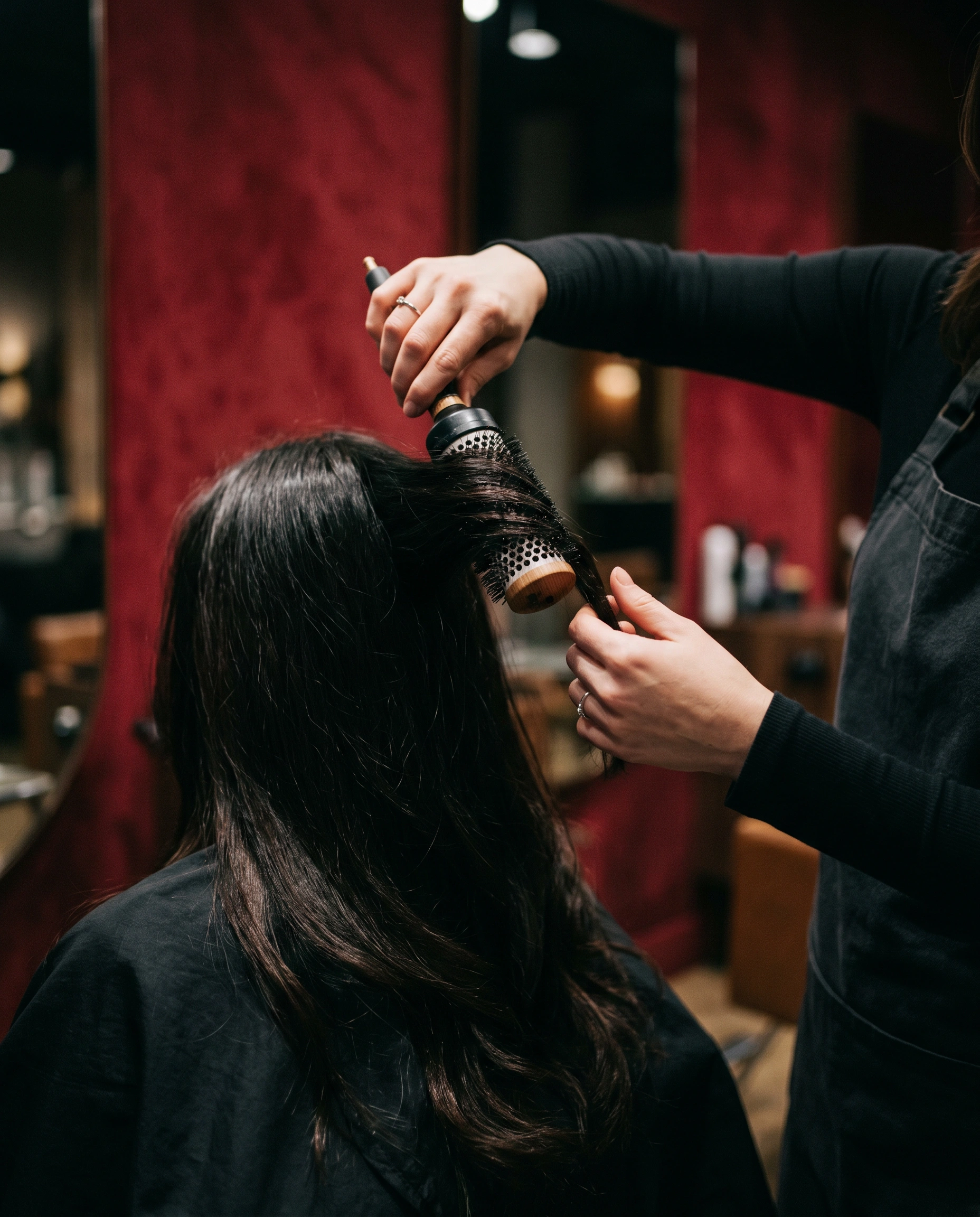 Kapster aan het werk bij Salon D in Vathorst